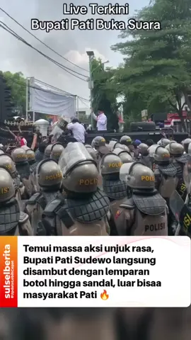Bupati Pati Sudewo menemui massa aksi di depan kantor Bupati Pati. Sudewo keluar menemui massa sekitar pukul 12.16 WIB, Rabu (13/8). Sudewo terlihat naik ke kendaraan milik polisi. Polisi yang berjaga meminta kepada massa agar tertib.  Setelah itu, Sudewo muncul dari dalam mobil dan mengucapkan minta maaf. Dia berjanji akan bekerja lebih baik lagi. 