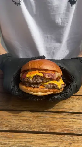 Rate this burger on a scale of 1-10. 🤩 #ruffsburger #burgerliebe #cheeseburger