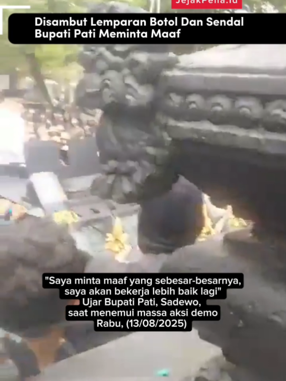 Kehadiran Bupati Pati, Sadewo ditengah massa aksi demo disambut oleh lemparan botol dari para pendemo. #trending #foryou #pati 