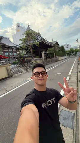 Liburan shopping 🚫 Liburan lari ✅ Tiap liburan keluar negeri, keluar kota, sekarang selalu bawa outfit lari lengkap, dari atas sampe bawah 😂 Seru banget! Kalo dulu liburan isinya mikirin makan dimana ya? Shopping kemana ya? Sekarang jadi shifting ke sesuatu yang lebih sehat dan lebih produktif. Kan sekalian lari, sekalian explore daerah yang kita kunjungin, bener ga? 😆 Kayak di video ini, aku lari keliling Matsumoto (kota kecil di daerah Nagano Jepang). Sambil lari, sekalian dapet spot-spot touristic yang terkenal disana.  You guys should try dateng kesini kalo ke Jepang. Also, you shluld try to run wherever you travel hahaha 🤣😆 #run #lari #jepang #japantravel #fyp #foryoupage #fyppppppppppppppppppppppp 