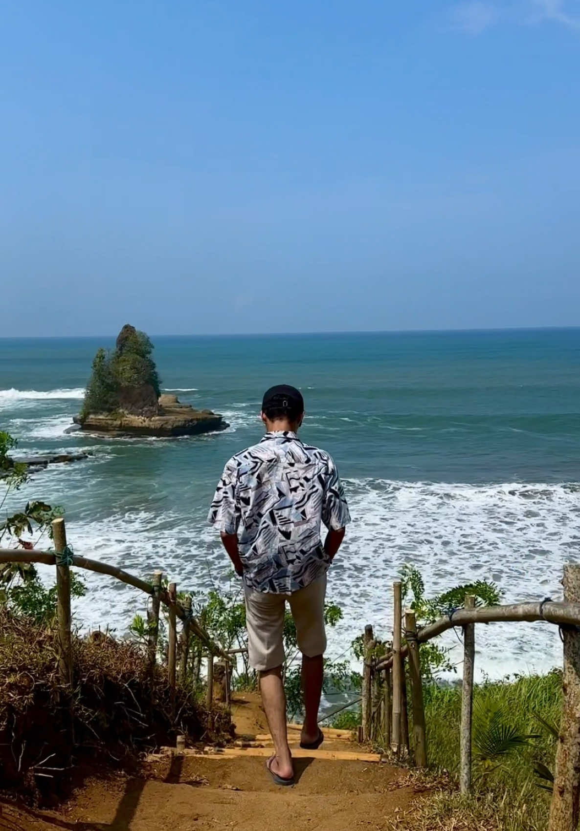 Happines comes in waves #exploresukabumi #pantaisukabumi #pantaikaranggantungan 