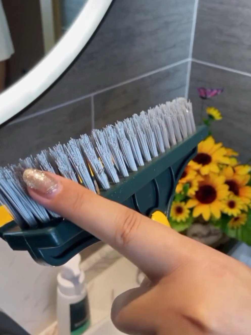 Bersihnya sampai ke sudut! Sikat lantai dorong ini siap jadi senjata andalan untuk kamar mandi maupun lantai rumah. Pegangan ergonomis + bulu sikat kuat = noda membandel hilang tanpa drama! 💪🚿 #SikatLantai #PembersihKamarMandi #AlatKebersihan #LantaiBersih #BersihMaksimal 