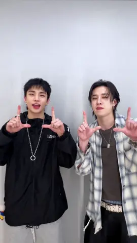 L-O-V-E you🫶 #StrayKids #스트레이키즈 #BangChan #Hyunjin #YouMakeStrayKidsStay