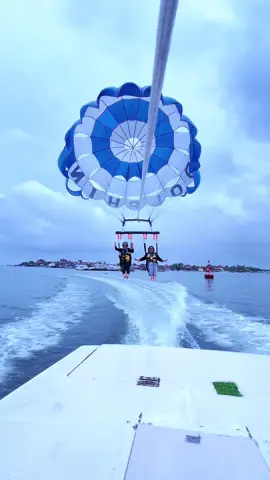 Kalian harus banget sih nyobain ini, merasakan terbang diatas laut sambil melihat pemandangan 😍 #parasailing #watersport #bali #indonesia 