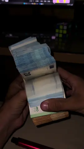 Mi si rizza solo per i soldi 