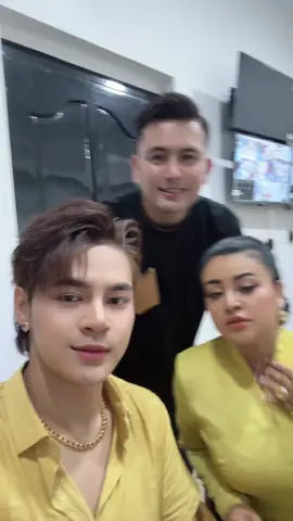 လိပ်ပြာလေးတွေလေမှာဝဲ#zwepyae #maynwehtun#vitaminhtz 