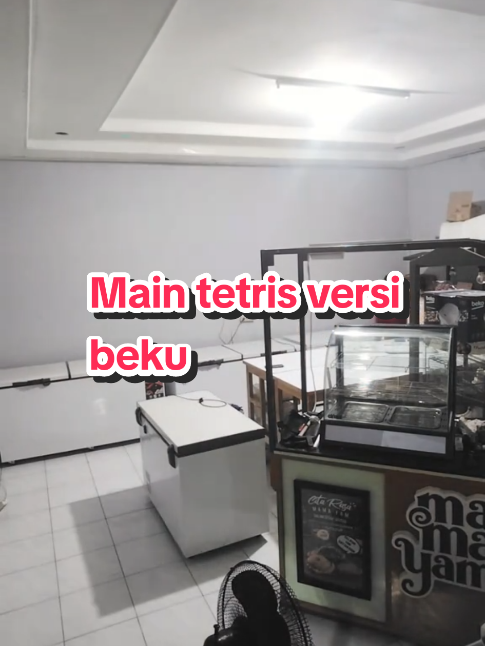 Freezer pindah-pindah? Bukan drama rumah tangga… ini drama pastel! 🤯 Ruangan udah full, freezernya makin banyak, sampai harus ngungsi ke segala penjuru. Semua demi satu tujuan: Pastel Mama Yam aman tersimpan, siap dimakan kapan aja. 🥟💛 Kamu bisa langsung mampir ke outlet Mama Yam di  📍 Pasaraya,Blok M… atau, online store di 📍 Budi Indah, Tangerang bisa kita kirimin juga. 🚚✨ Jadi… mau nunggu freezernya pindah lagi atau mau langsung makan sekarang? 😉 #MamaYam #PastelMamaYam #FreezerBerpindah #PastelEnak #PastelViral 