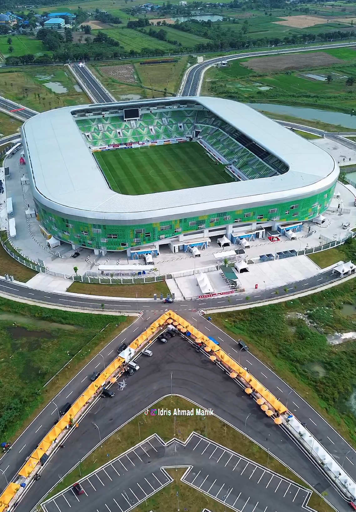 jangan lupa pas dibelakang ya jualan UMKM kami ☺️😎 @Fau' Coffee mampir jajan jajan ya☺️ #viewdrone #stadionutamasumaterautara #sumutsportcentre #timnasu17indonesia #idrisahmadmanik 