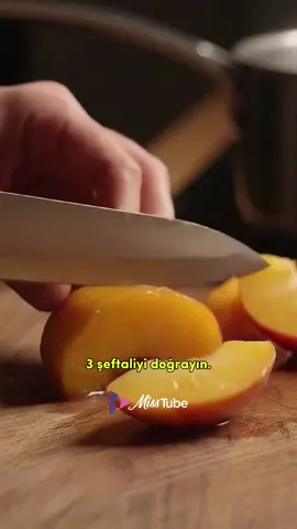 Kahvaltıdan sonra kalan çaylarınızı asla ziyan etmeyin! 🍵 Size hem şeftali aromalı hem de limonlu olmak üzere yazın en ferah iki soğuk çay tarifini getiriyoruz. 🍑 Şeftali Aromalı: 3 şeftali, 1 çay bardağı şeker ve 5 su bardağı suyu kaynatın, süzüp soğutun. Demlenmiş çayla karıştırın, bol buz ve nane ile servis edin. 🍋 Limonlu: Dilimlenmiş limon, çay demi, soğuk su ve şekerle harmanlayın. Buzdolabında 2 saat bekletin, süzüp soğuk su ekleyin, buzla servis edin. Hem ferah hem pratik! Yazın en sevilen içeceği sizin mutfağınızda… 🧊💛 #SoğukÇay #IceTea #YazTarifleri