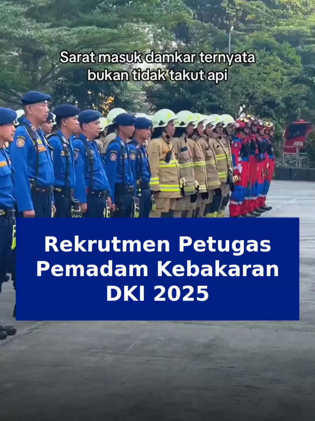 Pendaftaran petugas pemadam kebakaran (Damkar) Pemerintah Provinsi DKI Jakarta dibuka pada bulan Agustus 2025, tepatnya dari tanggal 12 hingga 14 Agustus, dengan kuota 1.000 personel yang akan ditempatkan di lima wilayah administratif Jakarta: Selatan, Pusat, Barat, Utara, dan Timur. Proses pendaftaran dilakukan secara online melalui tautan resmi sesuai wilayah penempatan, dengan persyaratan meliputi WNI usia 18-30 tahun, lulusan minimal SMA, tinggi badan minimal 165 cm, serta khusus laki-laki. Seleksi meliputi administrasi, psikotes, wawancara, dan medical check-up, dan pengumuman hasil seleksi administrasi akan diumumkan pada 15 Agustus 2025. Gaji petugas Damkar yang direkrut ini sebesar Rp6,4 juta per bulan, lebih tinggi dari Upah Minimum Provinsi DKI Jakarta, sebagai bentuk apresiasi atas risiko dan keahlian mereka. Rekrutmen ini penting untuk menambah personel karena kebutuhan ideal di Jakarta sekitar 10.000-11.000 petugas, sedangkan saat ini hanya ada sekitar 4.000 petugas dengan 170 pos damkar aktif dari total 267 kelurahan. Calon pelamar disarankan mengakses informasi dan pendaftaran hanya melalui situs resmi Pemerintah Provinsi DKI Jakarta untuk menghindari penipuan dan segera mempersiapkan dokumen guna mengikuti seleksi dan menjadi bagian dari layanan penting dalam menjaga keselamatan ibu kota. #PemadamKebakaran #RekrutmenDKIJakarta #PetugasPemadam2025