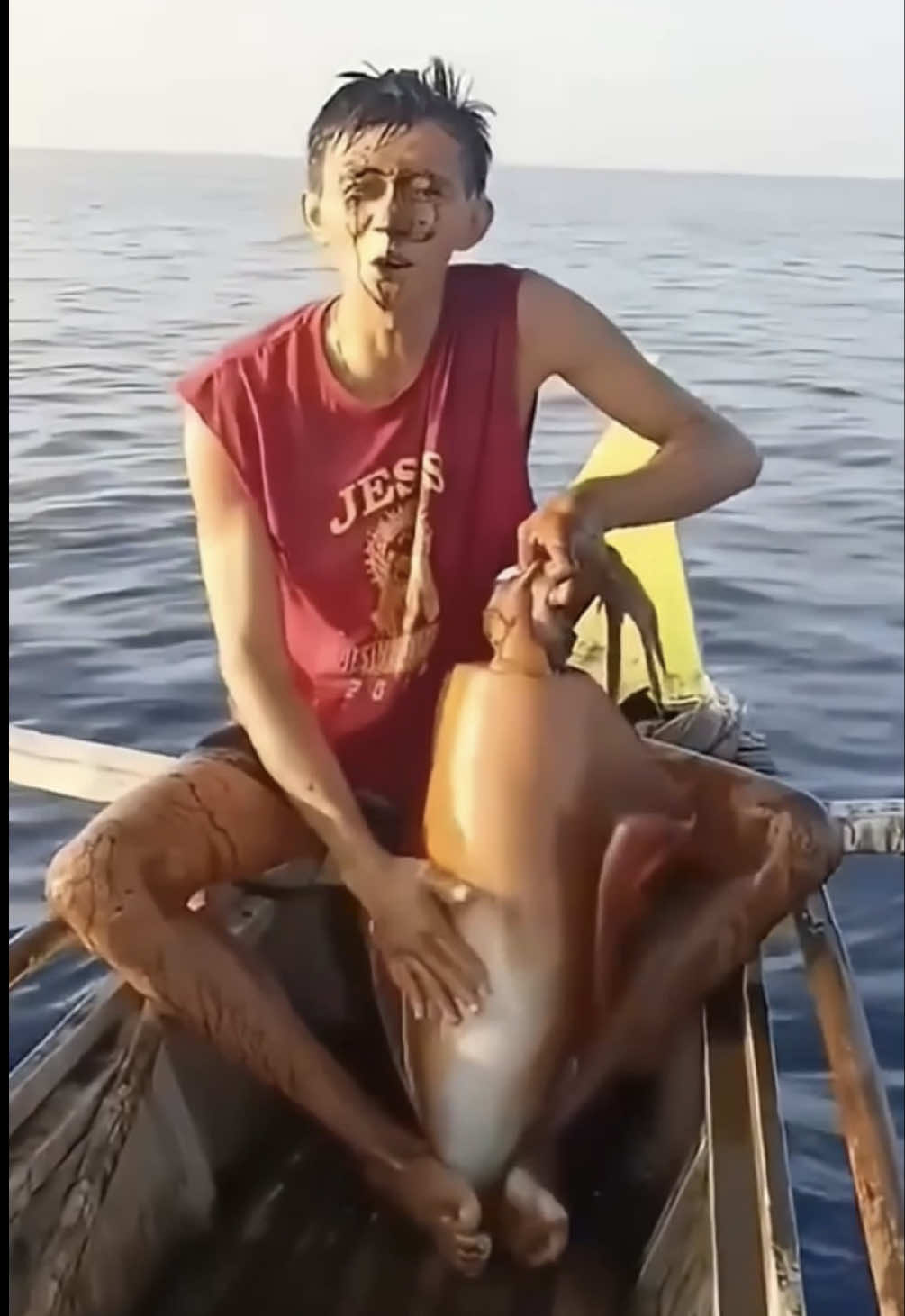 Caption this for us 🦑🤯 A fisherman in the Philippines was so proud of the large squid he caught that his buddy filmed the sea creature. To the surprise of both men, the squid did not go down without a fight as it blasted the man with a cloud of its ink. #fyp #foryou #squid #ink #foodporn  