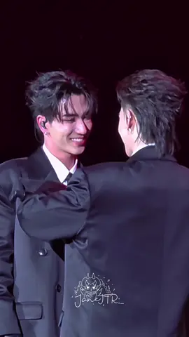 🖤ไหนผูกให้พี่หน่อยซิ ☺️อาการมันเป็นยังไงนะคะพี่เพิ้ด ยิ้มกว้างขนากนั้น😄 🤭แค่ผูกเนคไป ทำไมเราเขิน @PERTHPPE @Santa  #PerthSanta #เพิร์ธแซนต้า #PerthTanapon #Santapp 