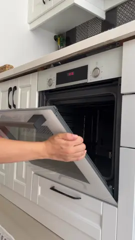 Fırın temizliğinde çamaşır sodası kullandım. Yağları ve kirleri yumuşatıyor ve kolay temizlik sağlıyor🧼 . . . #mutfaktemizliği #detaylıtemizlik #cleaningmotivation #evtemizligi #bahartemizliği 