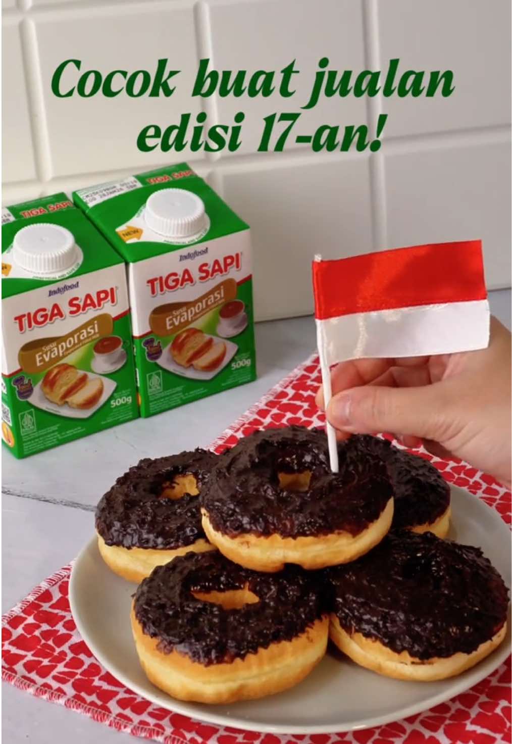 Rayain hari kemerdekaan enaknya nyobain makanan viral tanpa perlu antri! Cobain nih bikin saus cokelat super creamy pake Tiga Sapi Susu Evaporasi! Bisa kamu pake buat topping donat, waffle, atau cocolan semua cemilan kamu! Bahannya gampang banget kok! - Tiga Sapi Susu Evaporasi 600 ml - Chocolate compound 250 g - Tepung maizena 40 g - Gula pasir 2 sdm - Air 50 ml Tunggu apalagi! Cobain resepnya dan rasain donat pake topping saus cokelat creamy ala Bu Tisa! #TigaSapi #susuevaporasi #MakinDituangMakinUntung