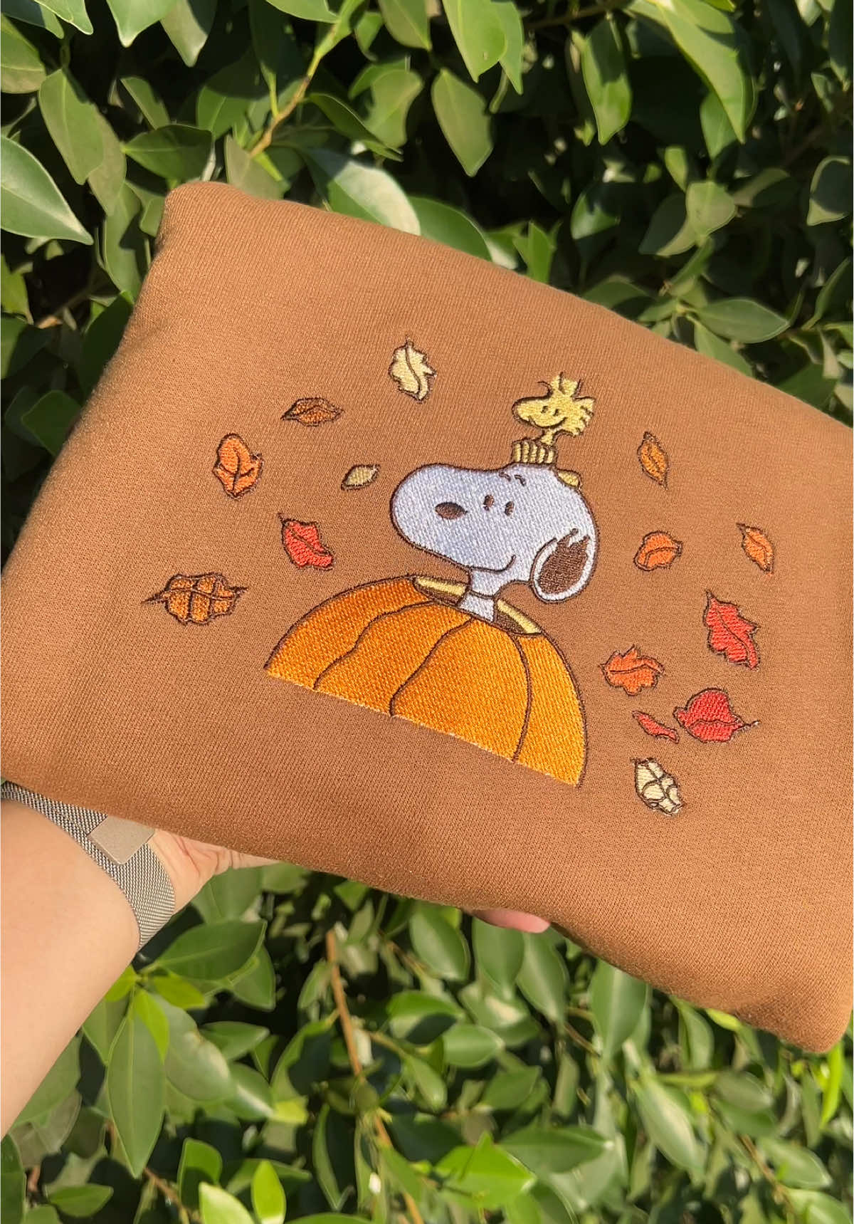 Snoopy Autumn vibes 🍂🎃 perfect for this coming season 🫶🏼  #embroidery #cozyvibes #snoopy #fallfashion #embroideredcrewneck 