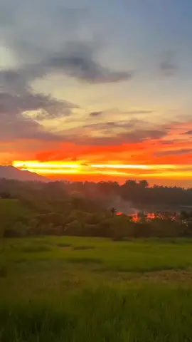 Begitu indahnya langit yang dapat menerima senja apapun warnanya #bollywoodsong #saiyaara #sunset #fyp #masukberanda 