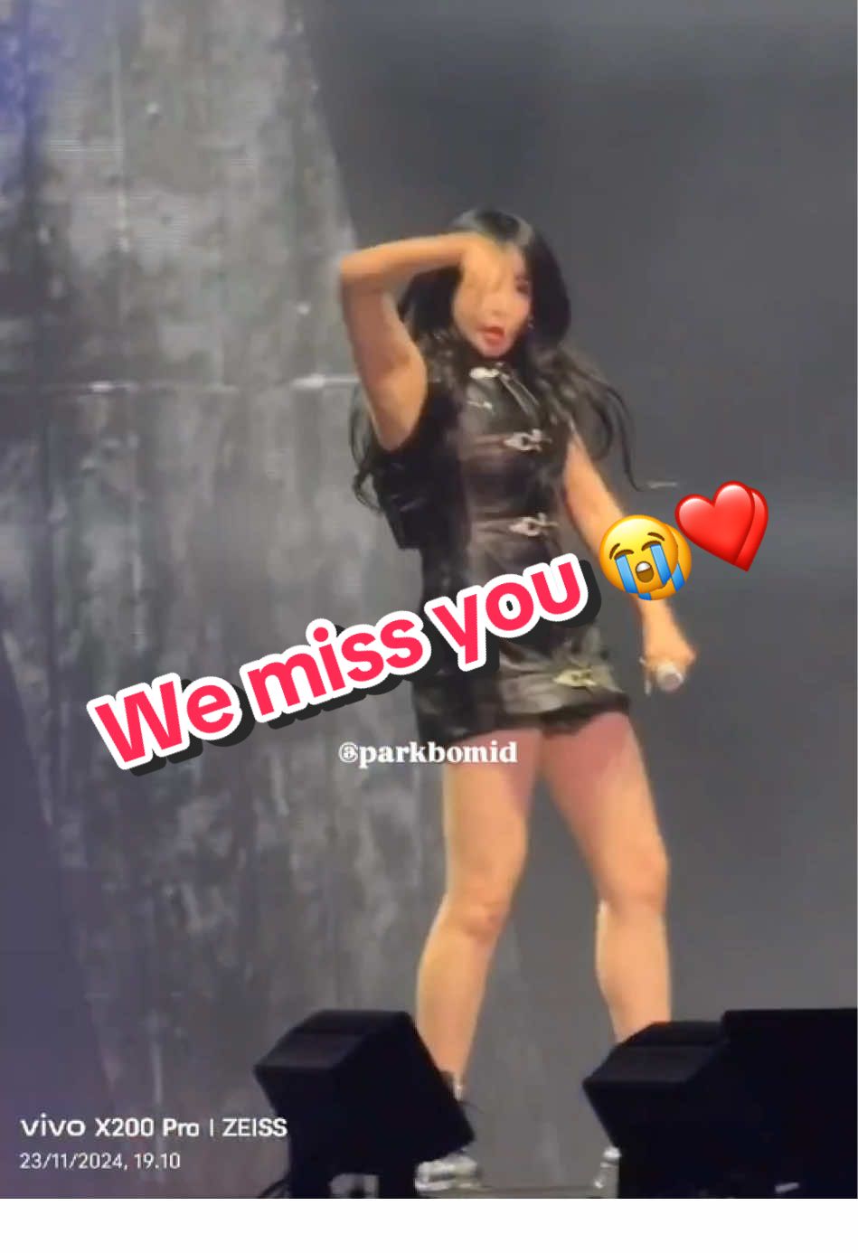 Hari ini Park Bom update IG nya (13.08.25). Warna rambutnya berubah dari hitam ke merah tapi bukan yang nyala kaya waktu itu. Semoga bommie cepet sembuh ya. Ini video yang diambil dari tim fanbase ParkBomId pas Welcome Back in Jakarta Day 2. Bomshells pasti kangen banget liat dia yang random di stage 😅. Kemaren liat 2NE1 tanpa bom di Taiwan lumayan juga ya hati menjerit sedih tapi member yang lain keren2 banget ❤️. Yuk, bisa yuk sembuh. Katanya janji mau rilis album full PB1 sama new album dari 2NE1 heheu. Ditunggu ya janjinya 🫶🏽❤️.  #박봄 #봄 #PARKBOM #2NE1 #BOMSHELL  