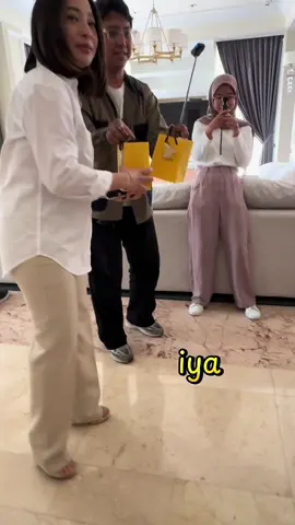 Emang kocak @Brecele Betawi....😅  Bu @Nikita Willy  memang ramahhhh bnagettt Tengkyuuu banyak2 @Bluebird Group  @David Ansyori  Dan seluruh jajarannya 🙏🏻 @tukang komen 