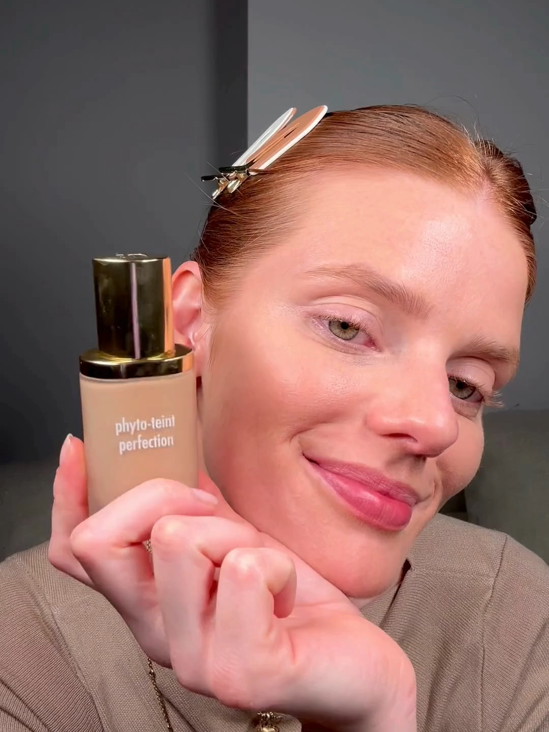 Du bist noch auf der Suche nach der perfekten Foundation? 💖 Phyto-Teint Perfection von @sisleyparisofficial schenkt dir sofort einen makellosen, matten Teint – ohne die Poren zu verstopfen. Sie spendet intensive Feuchtigkeit, glättet und verfeinert das Hautbild und sorgt den ganzen Tag für einen strahlenden, ebenmäßigen Teint. 👉 Finde jetzt deinen perfekten Farbton bei baslerbeauty #PerfectSkin #FlawlessMakeup #FoundationGoals #SisleyParis #BeautyTok #SkincareAndMakeup #baslerbeauty