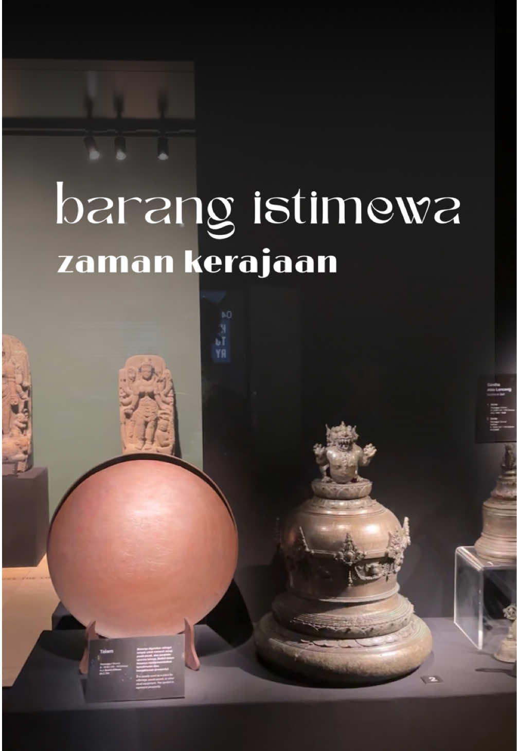 siapa sih yang bilang Indonesia ga mampu mengolah mineralnya sendiri? padahal sejak zaman Hindu Buddha, para empu dan pengrajin kita udah bisa mengolah bahan mentah seperti emas, logam, tembaga, menjadi barang berharga yang menunjukkan status sosial di masa itu loh. pengolahan ini disebut “hilirisasi”. dan di jaman sekarang pun, tambang bukan lagi milik elit, tapi milik negeri, bahkan diolah oleh BUMN yang khusus di bidang industri pertambangan, MIND ID. bener-bener secercah harapan untuk Indonesia yang lebih maju! #sejarah #kerajaan #sejarahnusantara #sejarahindonesia #mindid 