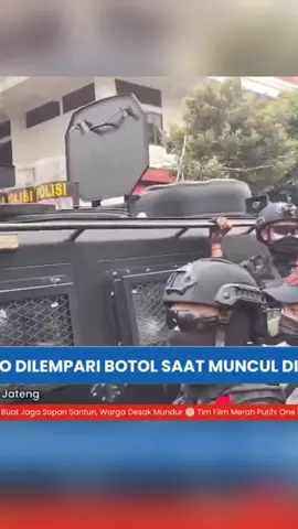 bupati sudewo akhirnya menemui massa yang mendesak nya mundur, diatas mobil barakuda polisi sudewo menyampaikan permohonan maaf dan disambut oleh lemparan botol mineral oleh massa pendemo yang ingin sudewo segera mengakhiri massa jabatan nya YouTube cc : @tribunnews #trending #fyp #sudewo #bupatipati #beritaterkini 