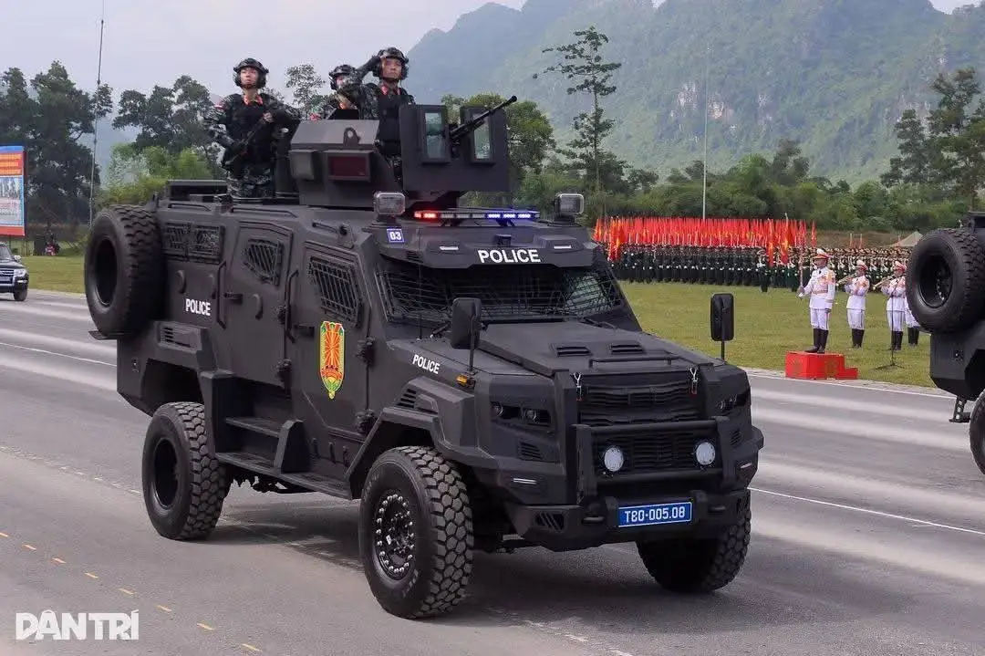 ( nguồn : hội hóng tin quân sự Việt Nam và thế giới ) xe này do UAE sản xuất và bộ công an nhập về  biên chế cho cảnh sát đặc nhiệm, vũ khí chính của xe là khẩu súng máy NSV  12,7mm do quân đội sản xuất. Xe sử dụng động cơ 6.7L V8 diesel, công suất 330 HP @ 2600 RPM, hộp số tự động 6 cấp, sức chứa 10 người, kích thước (DxRxC) 6460 × 2500 × 2625. #military #quockhanh #inkas  #cscd #vietnam 
