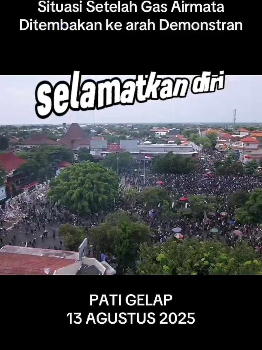 Situasi Gas air mata di tembakan Demo pati #fyp  #demopati  #pati  #sudewo 