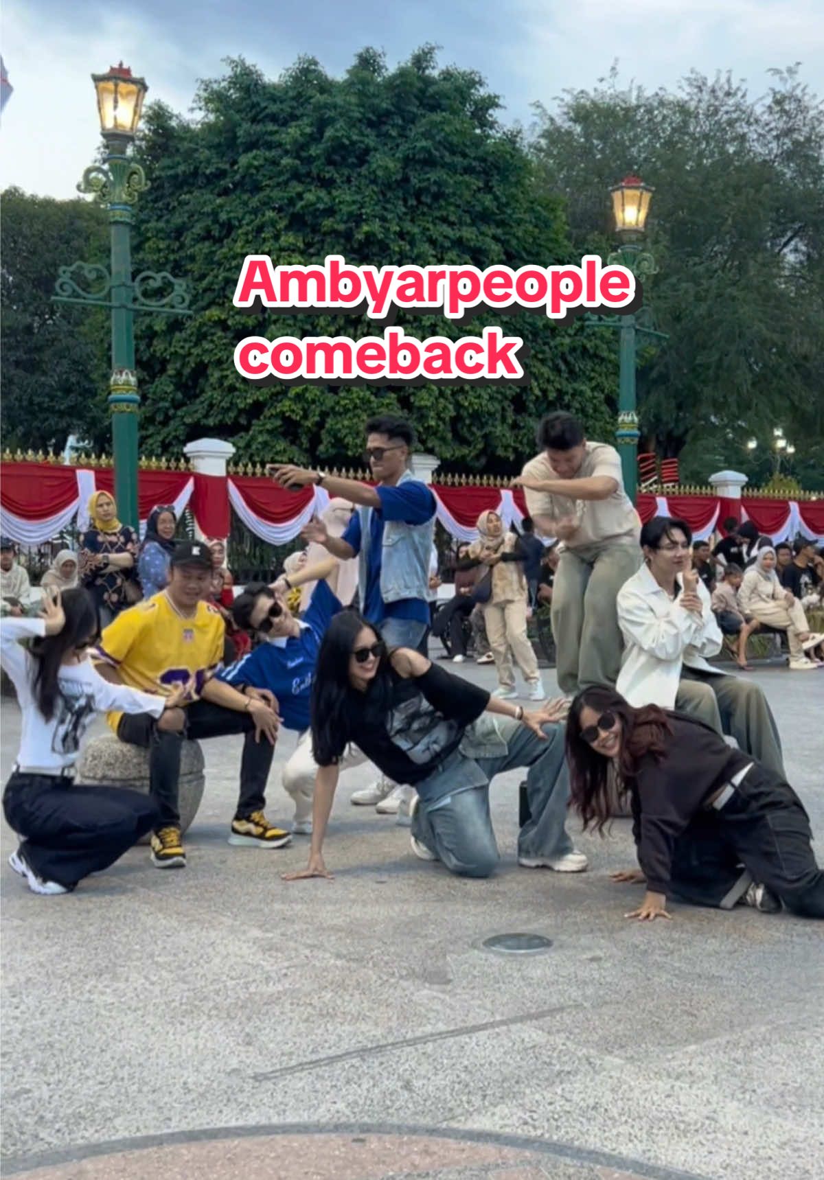 Lengah dikit nambah satu personil di belakang 😆 #dyahayuel #ambyarpeople #lelakicadangan #dance #malioboro 