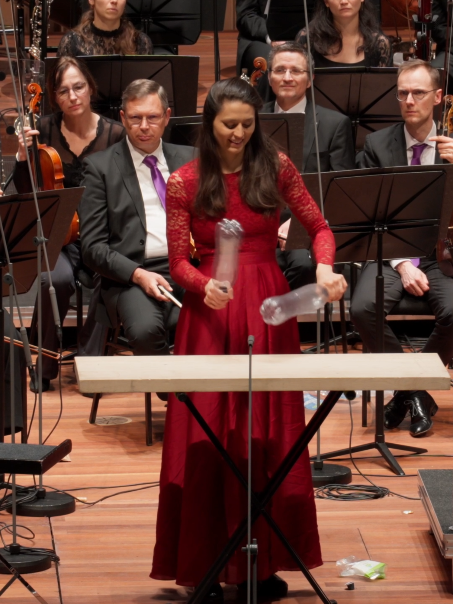 'Vassileva climbs completely into the rhythm; her gestures, facial expressions and her entire body become pure energy', wrote the Kölnische Rundschau.  Vivi Vassileva (winner of the Leonard Bernstein Award 2023) is one of the most talented percussionists of our time! We are honoured that she shared the stage with us during Recycling Concerto! Take your time to enjoy this brightly colored percussion arrangement of discarded PET bottles that is composed bij Gregor Mayrhofer.   📽️ @axelplays1 🎧 Cleo_recording   #philzuid #orchestra #classicalmusic #klassiekemuziek #gregormayrhofer