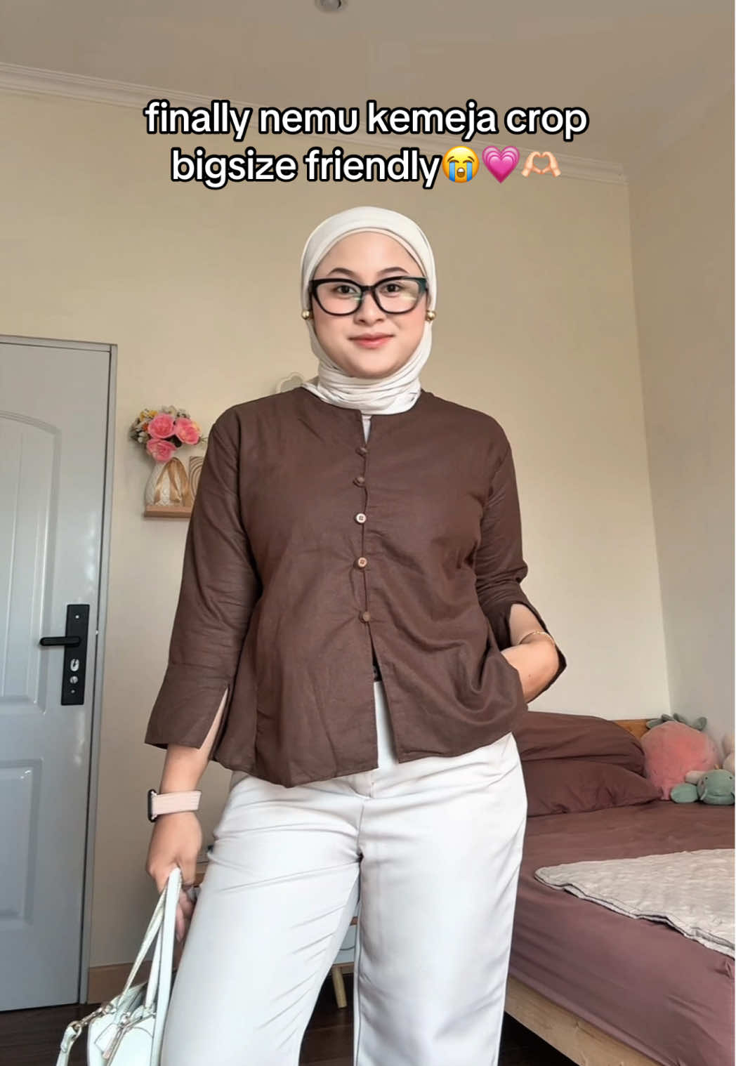 suka bgtt bikin badan keliatan slimm weyy😭🫵🏻 btw bb aku 60 tb 155 yaa✨ #kemeja #kemejwanita #atasanwanita #ootdhijab #ootdkantor 