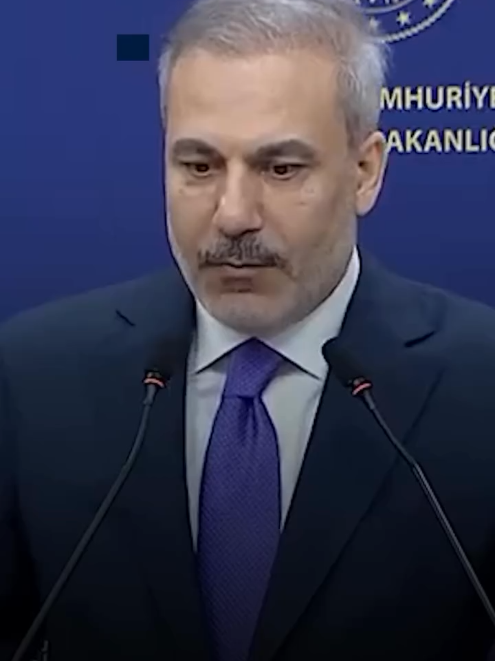 Hakan Fidan, Suriye Dışişleri Bakanı ile Ankara’da ortak basın toplantısında konuştu Dışişleri Bakanı Hakan Fidan: YPG, Suriye’de oyunbozan rolünde. Suriye’de açılan olumlu sayfanın insanların umduğu gibi gitmesi zor olacak gibi görünüyor. Burada bir meydan okuma, bir zorluk var. Bizlere düşen de bu zorluğu çok iyi tanımlayıp ona göre tedbirler almak.