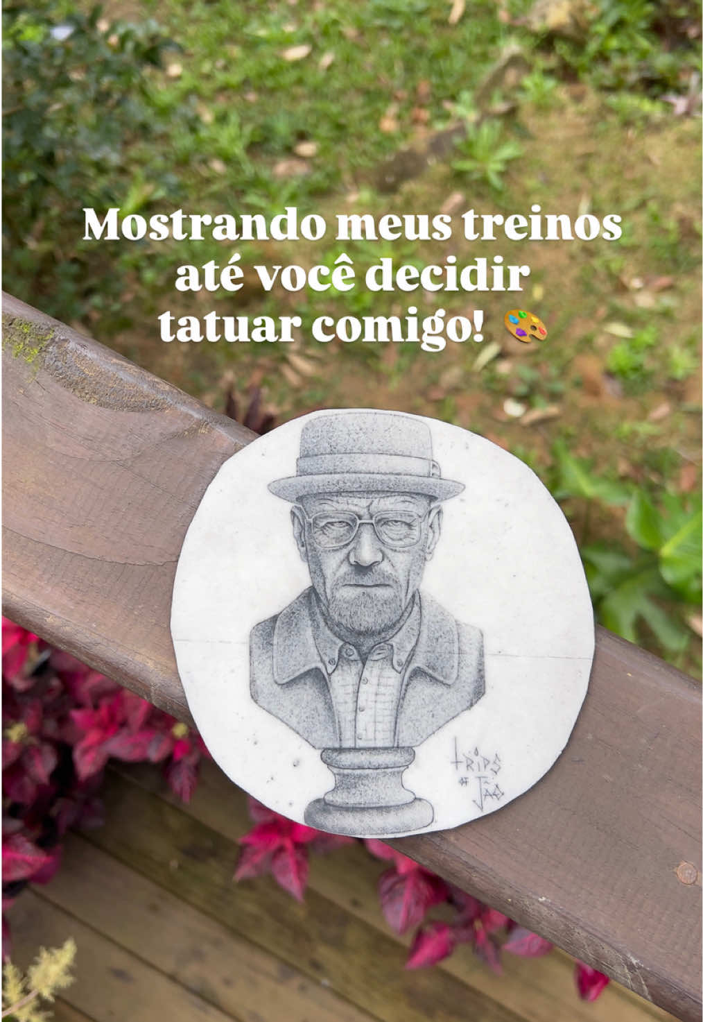 Treinando na fake, mas é tua pele que eu quero rabiscar!! haha Pra quem ainda não sabe, eu sou fissurado em Breaking Bad. Esse desenho que fiz é do Heisenberg, personagem principal da série — e dessa vez resolvi criar uma arte como se fosse uma escultura dele. Se tu curte esse estilo ou tem uma ideia massa, me chama na DM. Vai ser um prazer tatuar você! • Trips of Jão Tattoo • Garopaba / Rio Fortuna, SC 📍 #tattoos #tattooartist #tattoolover #breakingbad #heisenberg 