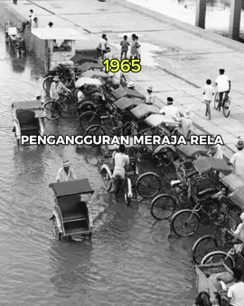 BERSIFAT EDUKASI‼️ Pada tahun 1965, Indonesia mengalami hiperinflasi dengan tingkat inflasi mencapai sekitar 600%. Pemicu utama hiperinflasi ini adalah pencetakan uang yang berlebihan oleh pemerintah untuk membiayai proyek-proyek ambisius pada masa itu. Akibatnya, nilai mata uang Rupiah anjlok, harga-harga barang dan jasa melonjak tinggi, dan terjadi kelangkaan barang.  - Dampak hiperinflasi 1965 sangat besar: Nilai Rupiah anjlok → daya beli rakyat merosot tajam. Kelangkaan barang pokok → rakyat kesulitan mendapatkan kebutuhan sehari-hari. Ketidakstabilan sosial → kelaparan, kerusuhan, dan demonstrasi di berbagai daerah. #sejarah #indonesia #fyp #trending #belajar 