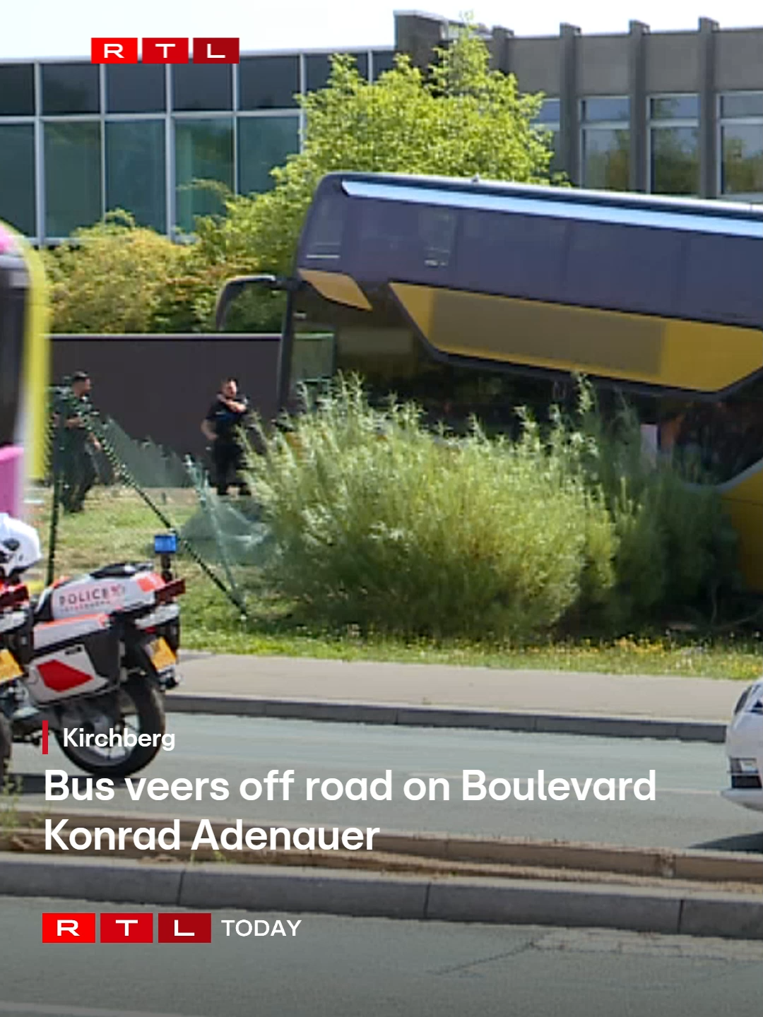 🚌A bus left the roadway and ended up in a hedge on Boulevard Konrad Adenauer on Wednesday around midday. Police said the bus was empty except for the driver, and no pedestrians were on the sidewalk at the time. The driver was taken to hospital for a precautionary check-up, and the cause of the incident is still unclear. #bus #kirchberg #crash #news #luxembourg #rtltoday #rtlcity