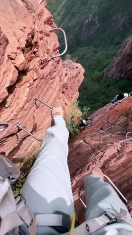 Baoquan’s Via Ferrata в Китае 🇨🇳 — стальные тросы, подвесные мосты и водопады прямо под ногами. Безопасно, но сердце бьётся быстрее. Идеально, чтобы добавить адреналина в поездку