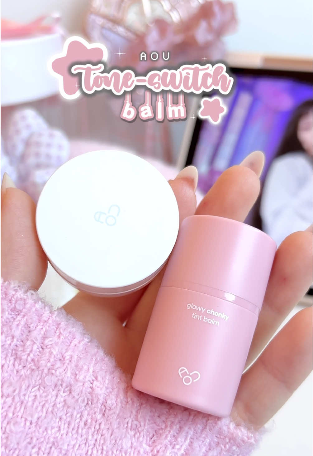 Tone-switch lip balm💞 Use milky white lip balm to soften bright lip glosses🤍 @AOU Cosmetics  01 Apple balm 12 Pure balm Available on @HEMEKO 💘 #kbeauty #makeup #lippies #pinklipgloss #cutemakeup 