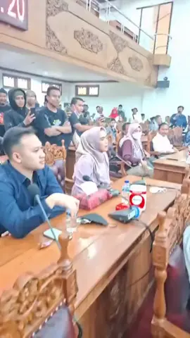 DPRD Kabupaten Pati menggelar sidang paripurna, menyepakti pembentukan panitia khusus (Pansus) Hak Angket untuk Makzulkan Bupati Pati Sudewo  Seluruh partai setuju yakni Gerindra, PDIP, PPP, PKB, PKS, Demokrat hingga Golkar... https://www.instagram.com/reel/DNS2tT-pOtJ/?igsh=NmgyZ2tuOWg1MGoz