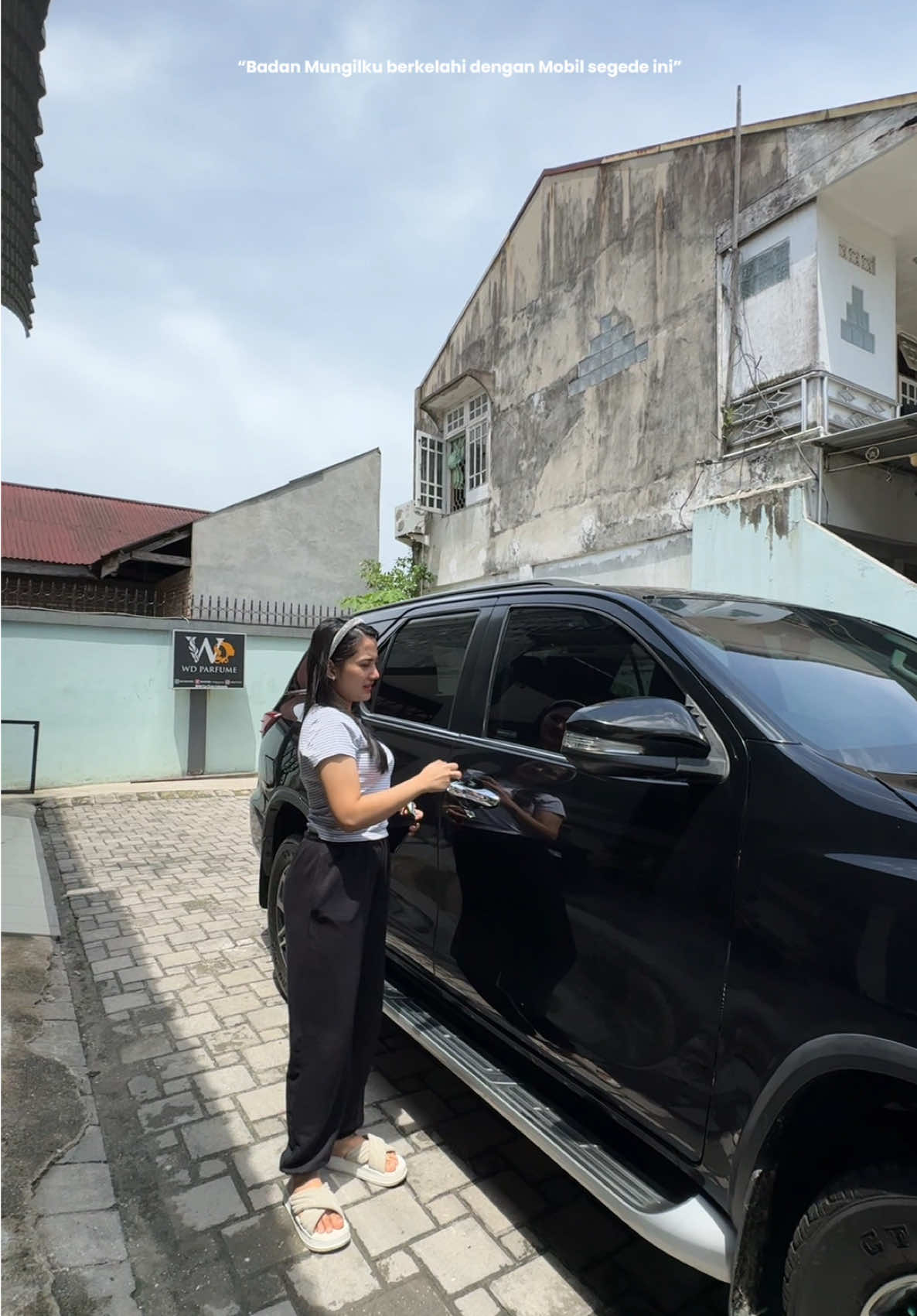 Biasa mami pakai mobil sedan, pakai mobil besar gini jadi agak ngeri yaaa😆 #mamiwd #mamamuda #widyawd #wdparfume 