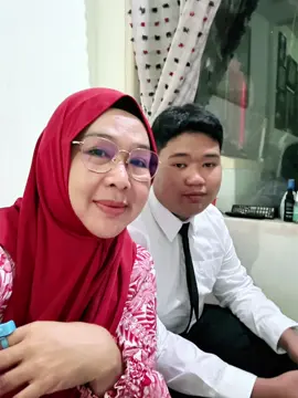 Tiba-tiba dia sudah kuliah, masih sama seperti waktu antar ke  TK😍🥰