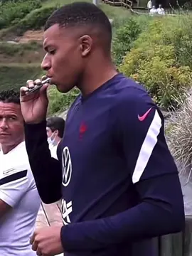 When mbappe get bored 😂😂 #mbappe #footballtiktok #halamadrid #fyp #goviral 