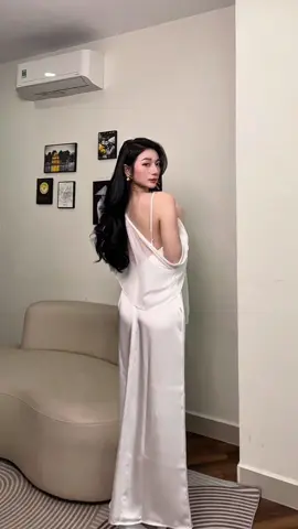 Nhẹ nhàng xinh iuuu. #vayluadangdai #lucnhiii #vaylua2day #mautrang #silkdress 
