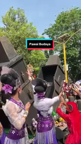 ✨ Dari kabut legenda, kami datang membawa cerita… 👑 Roro Jonggrang, putri jelita nan cerdik, cahaya di istana Prambanan 🌙 Syaratnya begitu megah — seribu candi dalam satu malam ⛩️⚡ Bandung Bondowoso membangun tanpa lelah, tapi ditipu di ujung waktu… ⏳ Kutukan pun jatuh, sang putri membeku menjadi batu 🪨 Kini, kisah itu kami hidupkan kembali di panggung nyata… ‼️ Dari masa lalu yang agung, menuju masa depan yang gemilang ✨ Budaya kita… kebanggaan kita… jiwa kita! ❤️🔥 #17agustus #pawaibudaya #karnaval #nganjuk24jam #17 