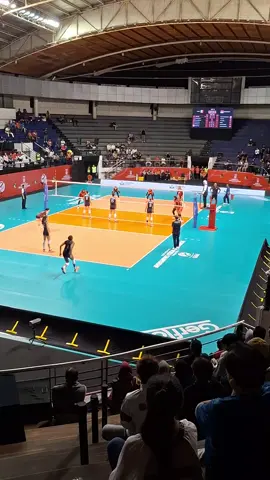 The Crowded.. 1 set kemenangan yg mahal bagi timnas voli putri Indonesia atas Italia, langganan finalis Kejuaraan Dunia Voli U-21 sekaligus runner-up Kejuaraan Eropa.. #Voli #fivbworldchampionship #timnasvoliputri #indonesia 