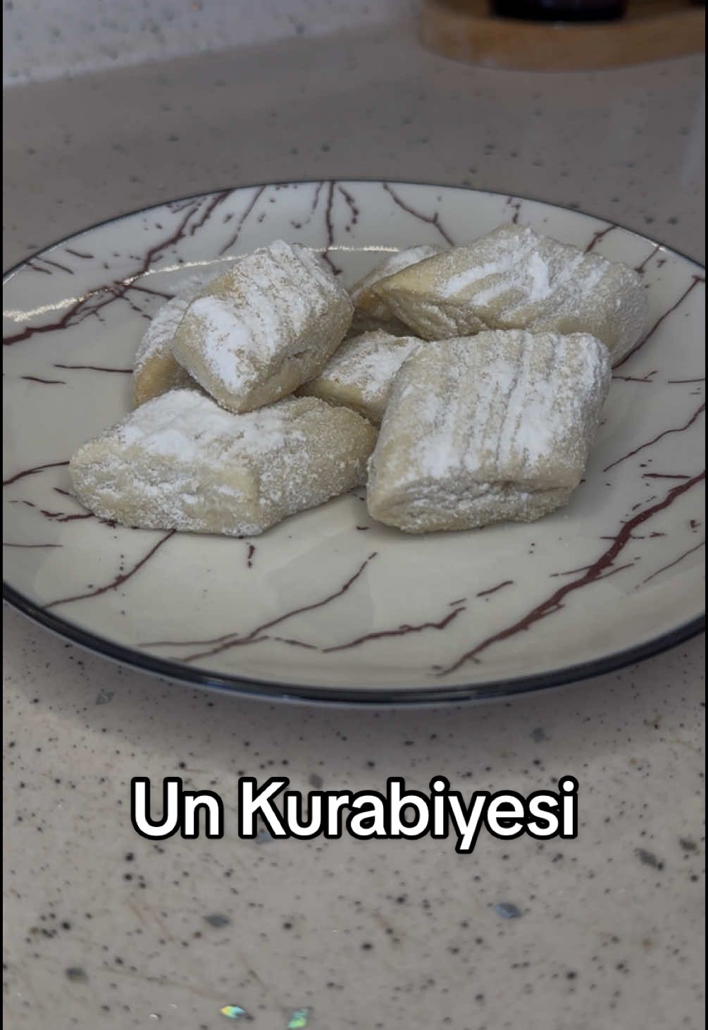 Un kurabiyesi 1 paket(250g) margarin/tereyağı 1 fincan sıvı yağ 1 su bardağı pudra şekeri Yarım su bardağı nişasta 1 paket vanilya 4.5 su bardağı un . . . #menüfikirleri #menü #TikTokMutfağı #yemektarifi #yemekönerisi #tatlıtarifi #güntabağı #kurabiye #unkurabiyesi #pastanekurabiyesi #kıyırkıyırkurabiye #tatlıkurabiye #pudraşekerlikurabiye #kurabiyetarifi #unkurabiyesitarifi 