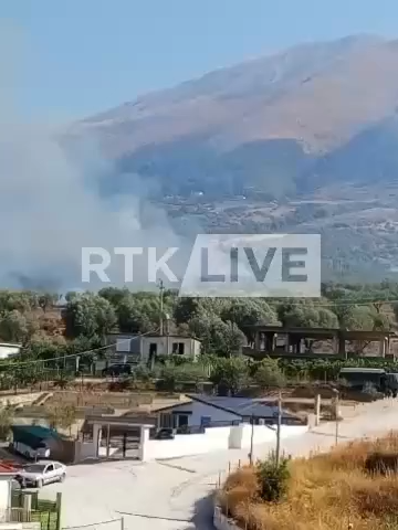Shqipëria po përballet me një gjendje të vështirë zjarresh, si pasojë e të cilave një person ka humbur jetën dhe disa të tjerë kanë kërkuar ndihmë gjatë ditëve të fundit. Këto pamje, të siguruara nga RTK-ja, vijnë nga rrethina e Delvinës, ku më herët zjarri ka përfshirë edhe malin e Cerrajt. Tridhjetë e shtatë vatra zjarri janë evidentuar në mbarë vendin, nga të cilat 30 mbeten aktive, ka njoftuar Ministria e Mbrojtjes e Shqipërisë.