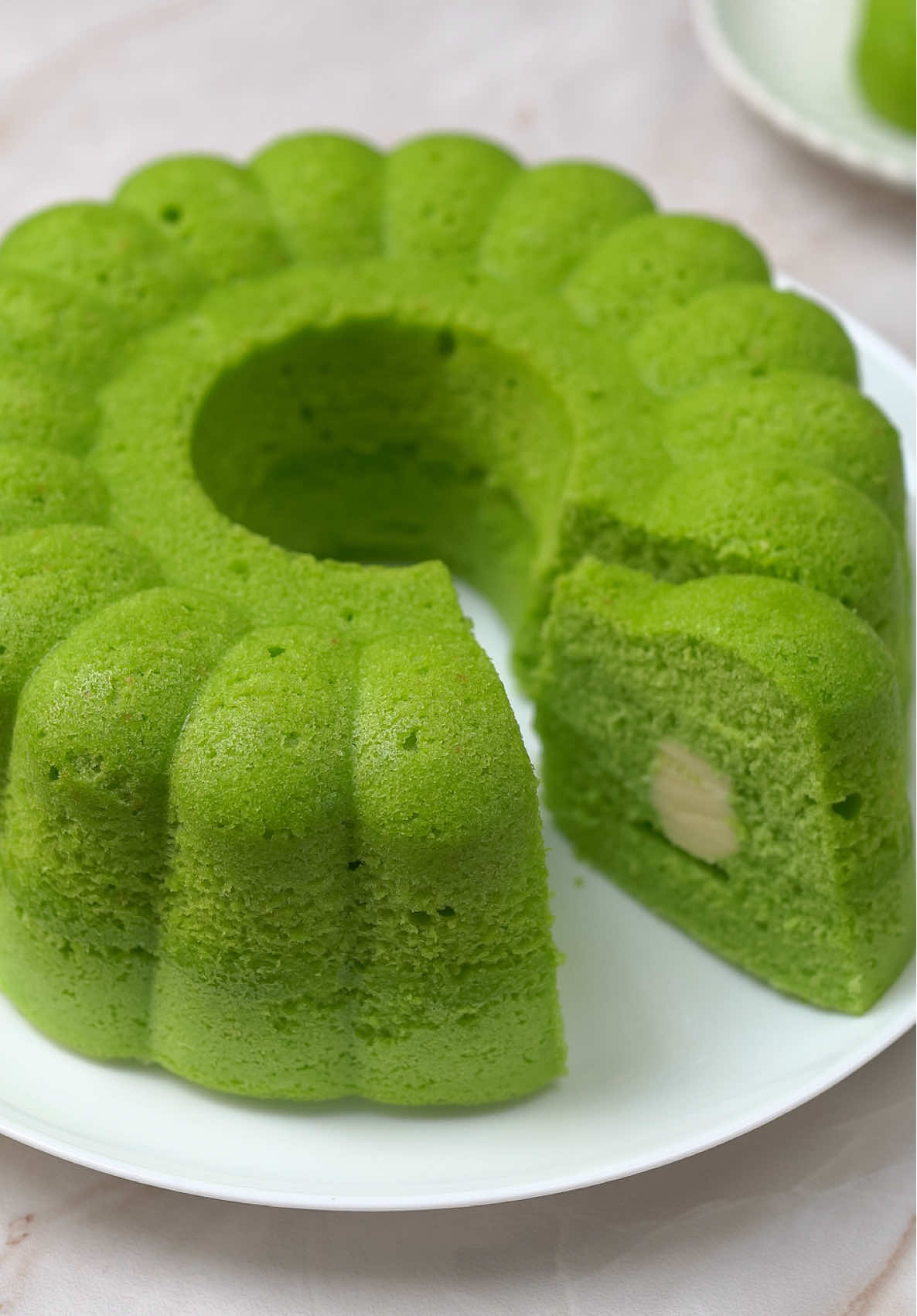 Lembutnya bolu pandan berpadu dengan kejutan keju lumer di dalamnya… sekali coba, pasti nagih!  Resep Bolu Pandan isi Keju Lumer Bahan: - 4 butir telur = Rp 7.600 - 150 gr gula pasir = Rp 2.852 - 1 sdt Sp = Rp 1.000 - 1 sdt perisa vanilla = Rp 1.000 - 200 gr tepung terigu = Rp 2.200 - 10 gr susu bubuk = Rp 1.500 - 1/4 sdt garam = Rp 100 - 1/2 sdt baking powder = Rp 500 - 65 ml santan instan = Rp 4.800 - 100 ml minyak sayur = Rp 2.000 - 160 gr keju oles = Rp 15.000 Total = Rp 38.552,- Kisaran harga jual Rp 85.000,- Cookware By ​⁠ @idealifeonline #fyp #idealife #idealifeonline #idealifetestimonial 