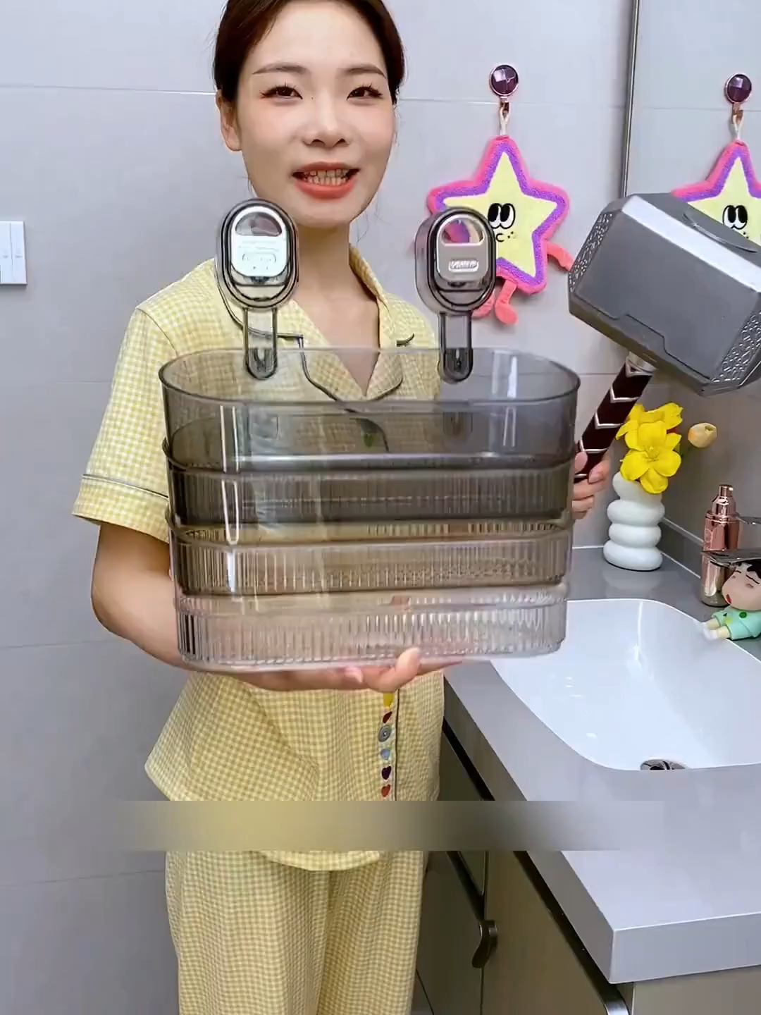 ชั้นวางถ้วยดูดติดผนังนี้แข็งแรงทนทาน มีความจุขนาดใหญ่ และสามารถเก็บขวดและโถได้อย่างเป็นระเบียบ ช่วยประหยัดพื้นที่