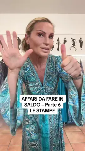 AFFARI DA FARE IN SALDO – Parte 6 LE SRAMPE Abiti in seta indiana leggerissimi, ideali per agosto e per passare dal giorno alla sera con un solo look. Nella versione lunga il taglio ampio e l’arricciatura sulla schiena regalano eleganza e comodità. Le varianti di stampa sono una più bella dell’altra… e scegliere sarà un’impresa! 😍 Se ami il corto, la versione camicione con colletto coreano e spacchi è perfetta: maniche arrotolabili, lunghezza al ginocchio e possibilità di abbinarlo a pantaloni capri o portarlo come blusa. Versatile, fresco e in super saldo: è il momento di approfittarne! 🖤 ⸻ #s#summeroutfito#ootdfashionf#fashiontiktoks#summerstyleoutfitinspo 