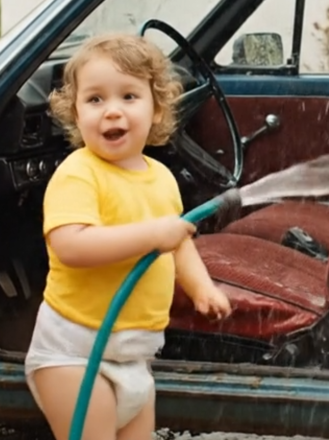 estoy lavando el auto de mi abuelito para que esté muy contento .#humor #bebe #auto #abuelo #nieto  para más videos de inteligencia artificial sigueme entrevistas y abuelitas graciosas 