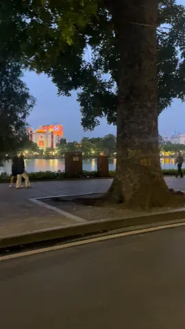 Hoàng hôn bên bờ hồ🥰🥰🥰 #tiktok  #xuhuong  #hanoi  #capcut 